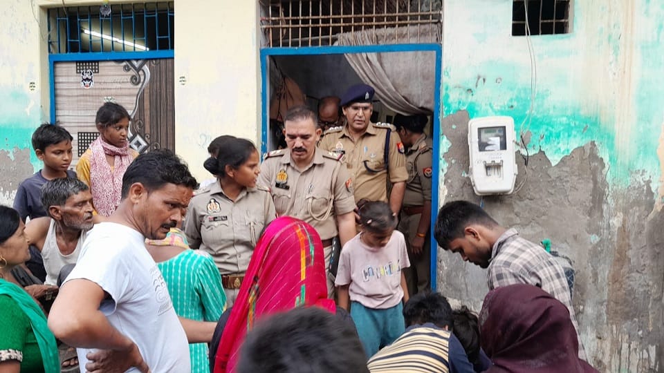husband attacked his wife with knife In Agra