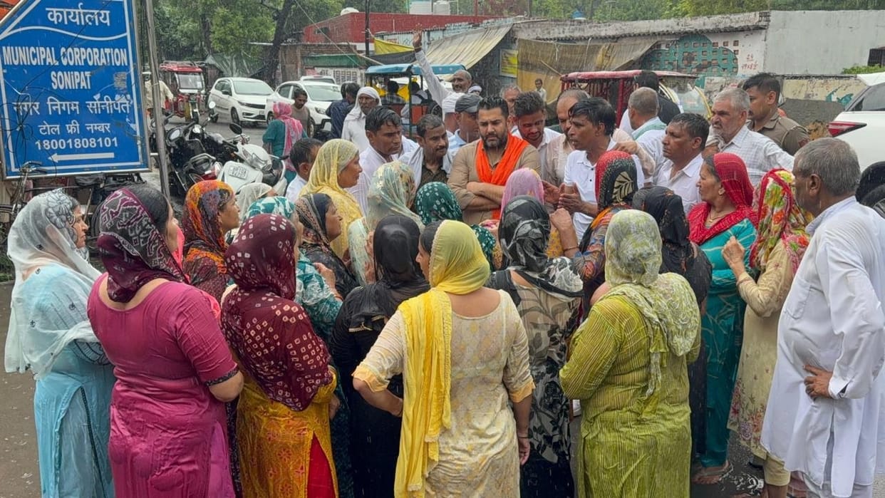 Councillors expressed their anger over the blockage of the Sonipat sewerage system they locked the corporation