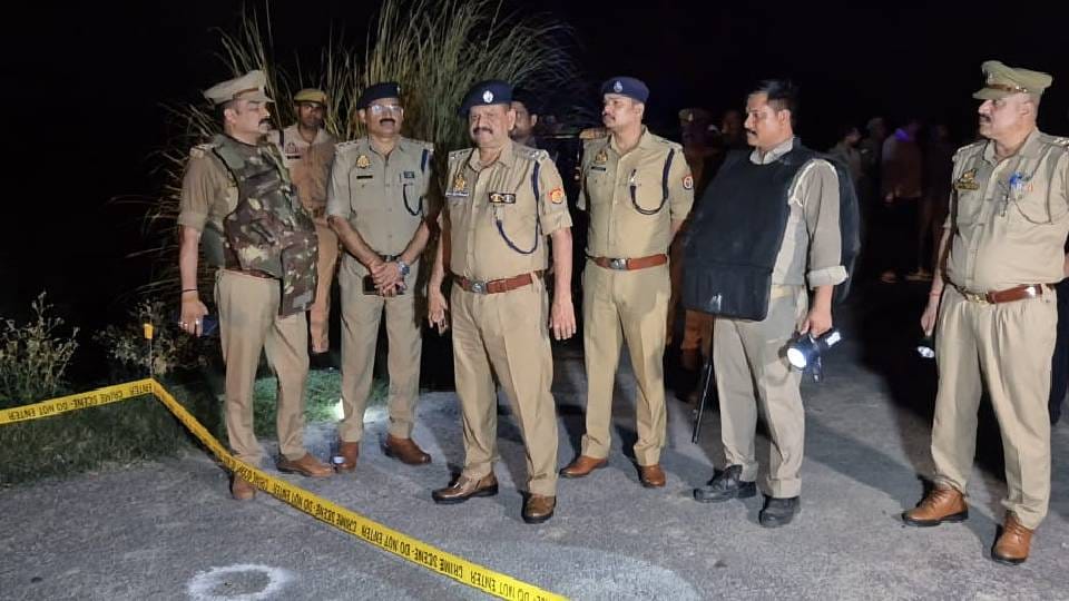 मुठभेड़ के बाद मौके पर मौजूद पुलिस टीम।