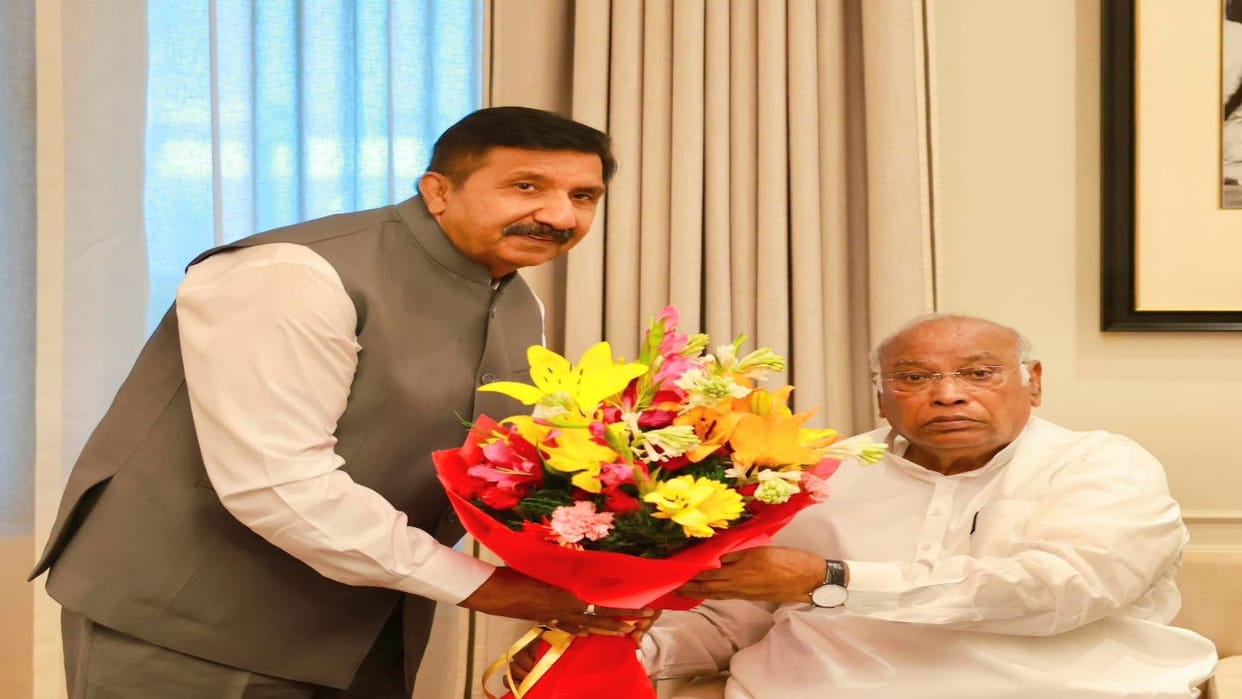 Deputy cm Mukesh Agnihotri met Kharge ahead of the cabinet expansion.