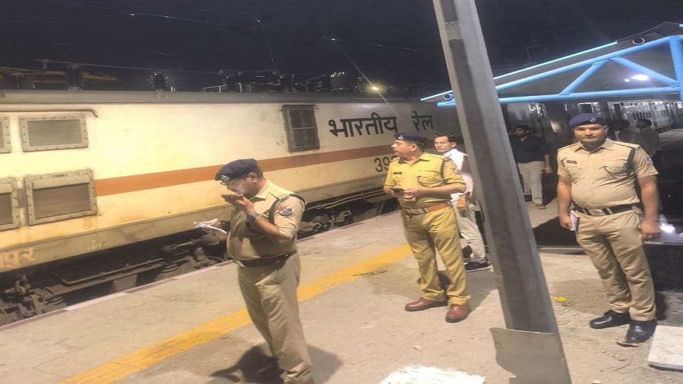OHE wire snaps at Tundla station Subedarganj Express stranded for hours