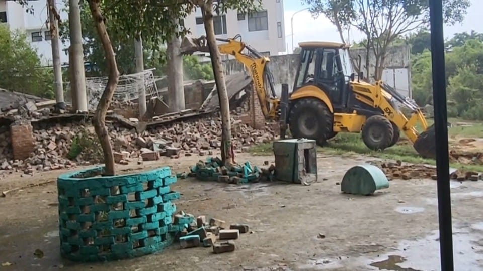 UP: Government bulldozer in action in Moradabad; illegal shrine in Pakbara demolished