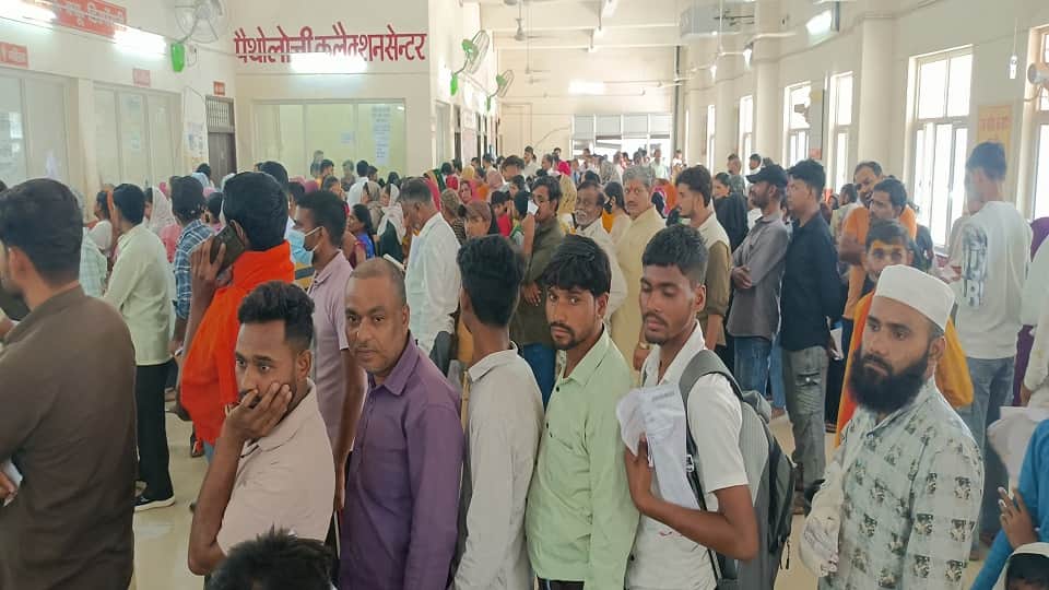 Crowd of patients surges at SN Medical College in agra