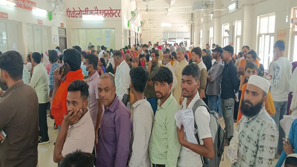 Crowd of patients surges at SN Medical College in agra