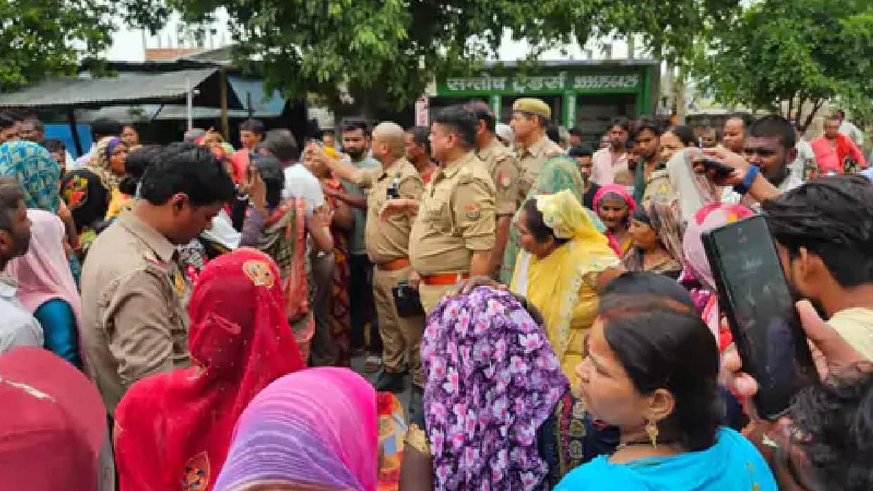UP: Villagers create an uproar over a young man's death in the capital; they sat on the road with the body for