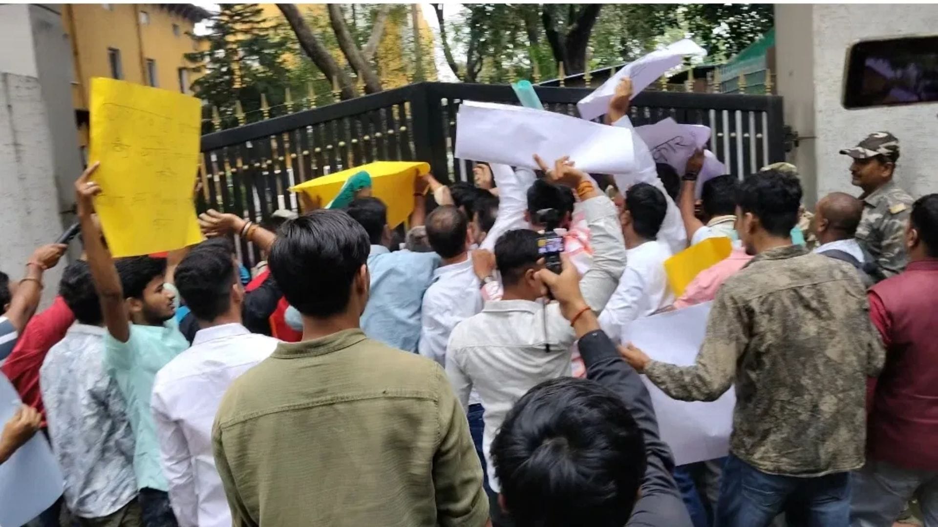 प्रदर्शन करते छात्र