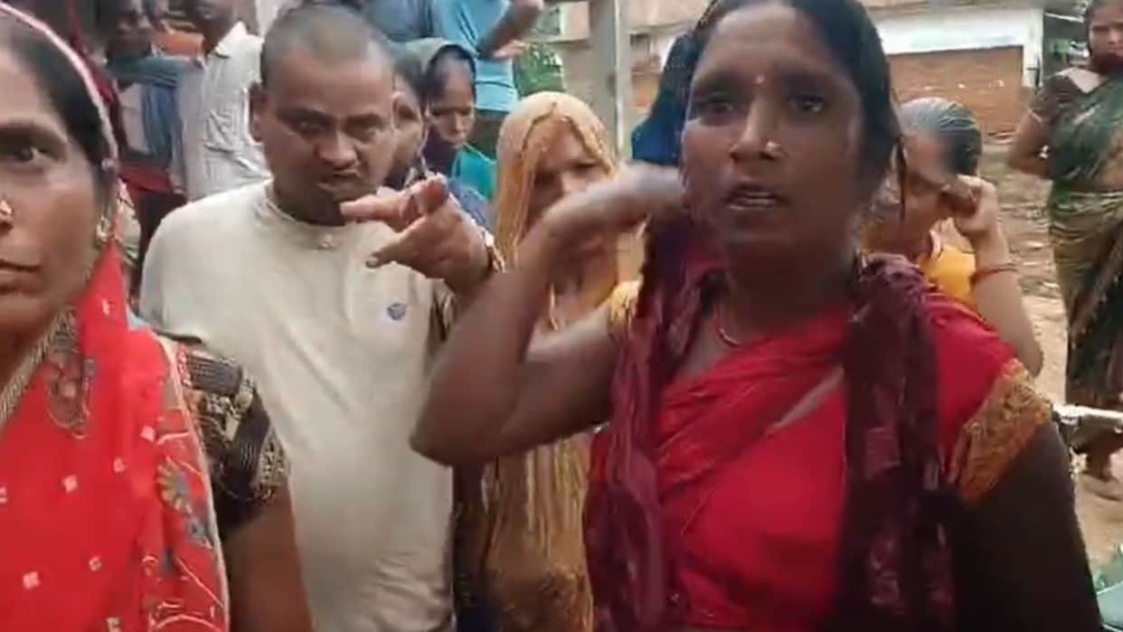 Farmers created ruckus in Sonbhadra after failing to get DAP fertilizer despite waiting for three hours