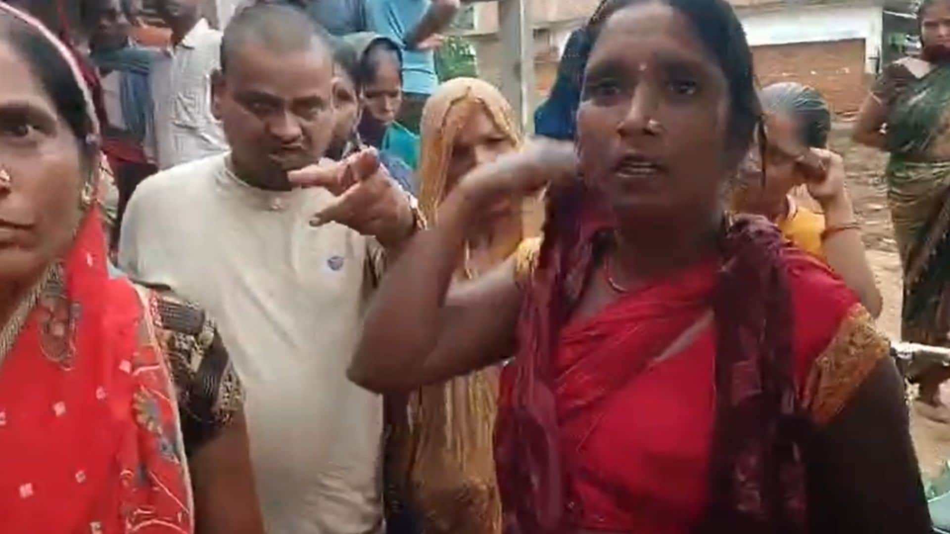 प्रदर्शन करते लोग