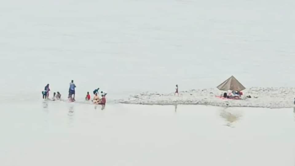 रावी दरिया के बीच में पिकनिक मनाते लोग