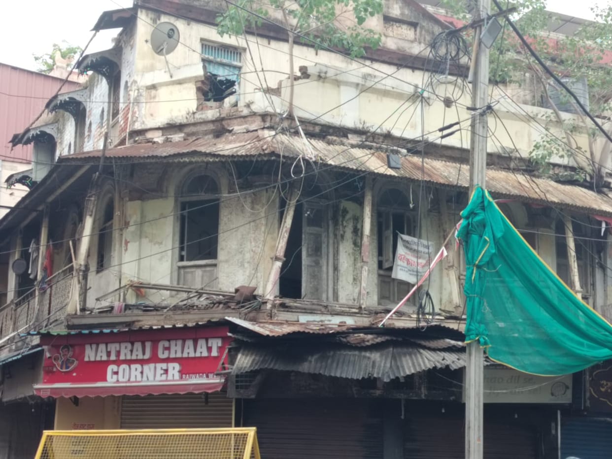 Indore News: Dilapidated community building demolished in Indore; balcony of a house collapses in Rajwada.