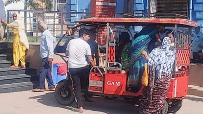 सदर अस्पताल के मुख्य गेट पर पहुंचे प्रसव महिला