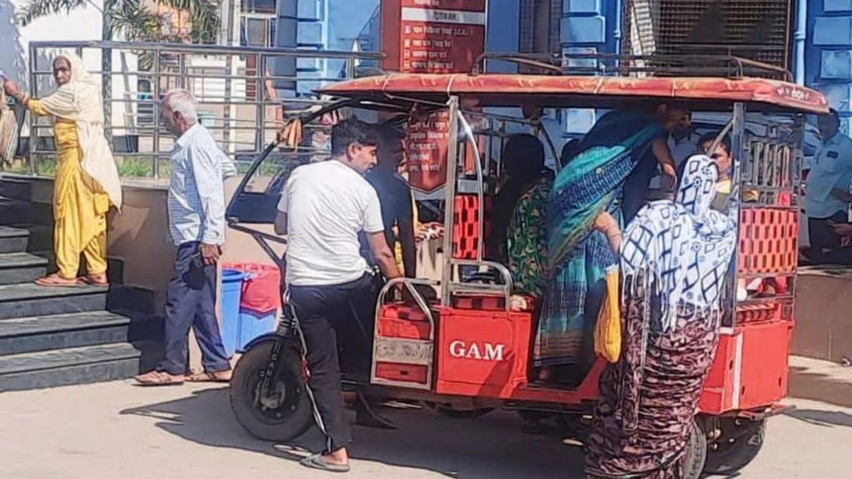 Pregnant Woman Delivers Baby on E-Rickshaw at Munger Sadar Hospital No Stretcher Provided