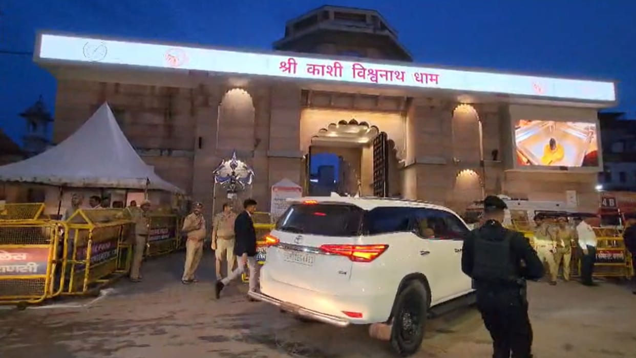 CM Yogi Visit in Varanasi worship kashi Vishwanath temple and Will gift cashless health facility