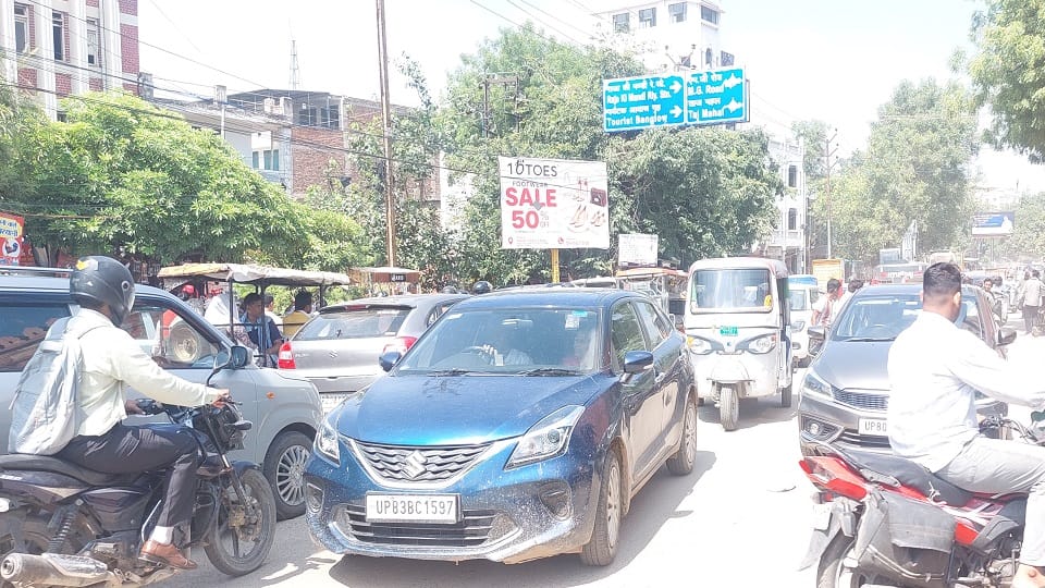 Traffic Chaos at Delhi Gate After School Hours Amid Metro Work Diversion