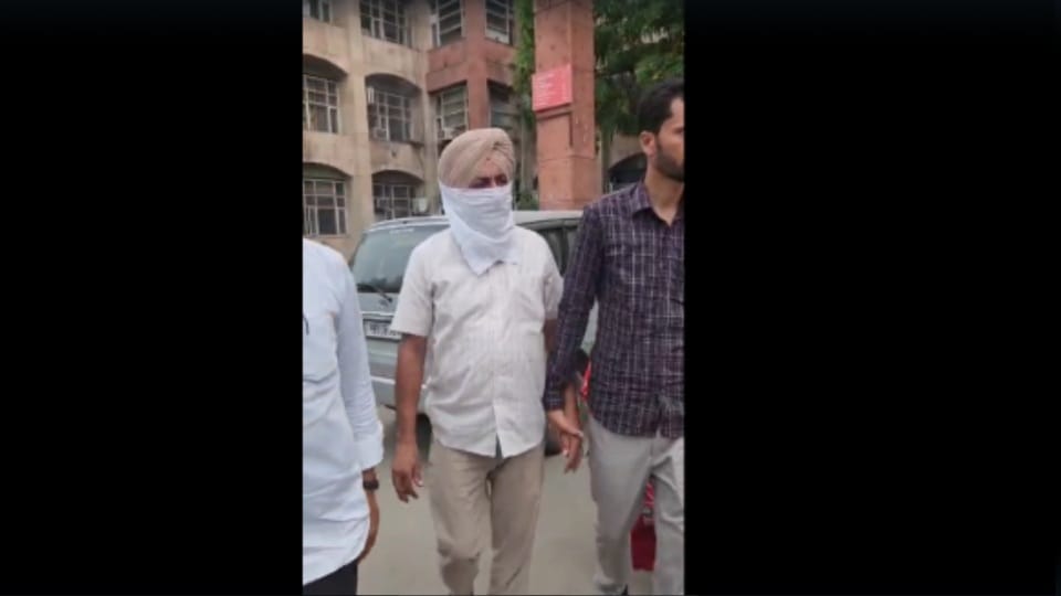 Vigilance team caught ASI accepting a bribe