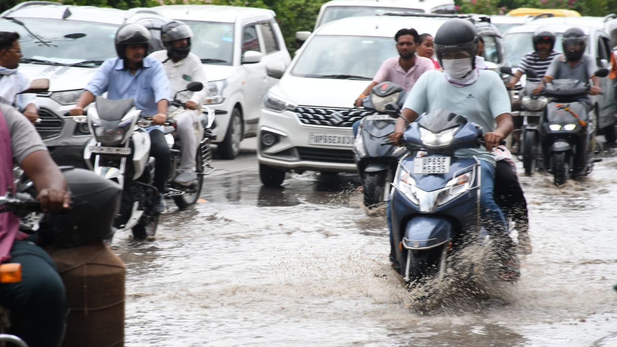 Light rain in Varanasi causes waterlogging in 35 areas covering distance of 15 minutes in 40 minutes
