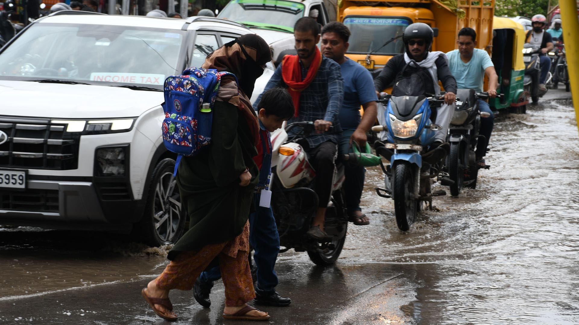 Light rain in Varanasi causes waterlogging in 35 areas covering distance of 15 minutes in 40 minutes
