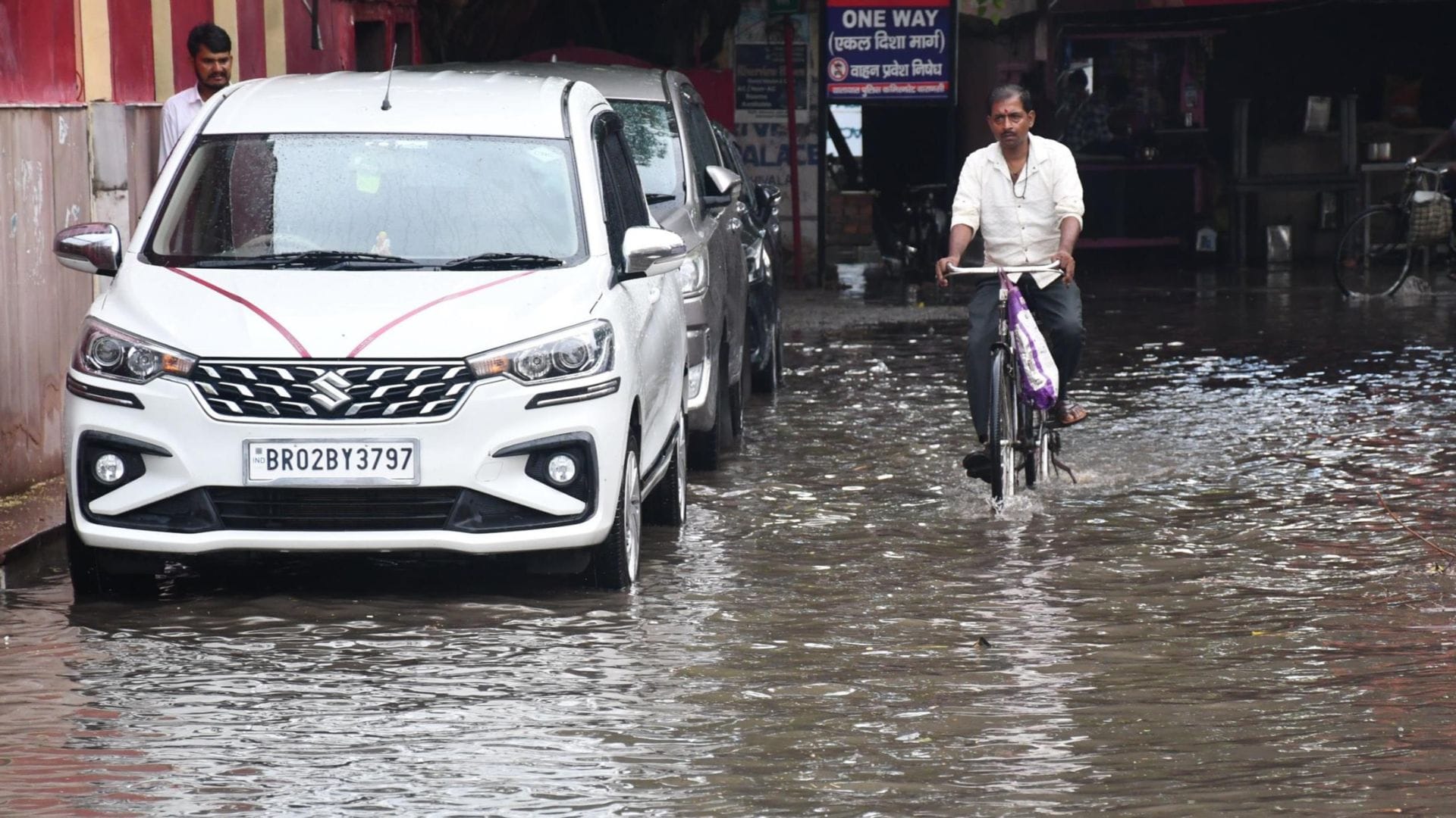 Light rain in Varanasi causes waterlogging in 35 areas covering distance of 15 minutes in 40 minutes