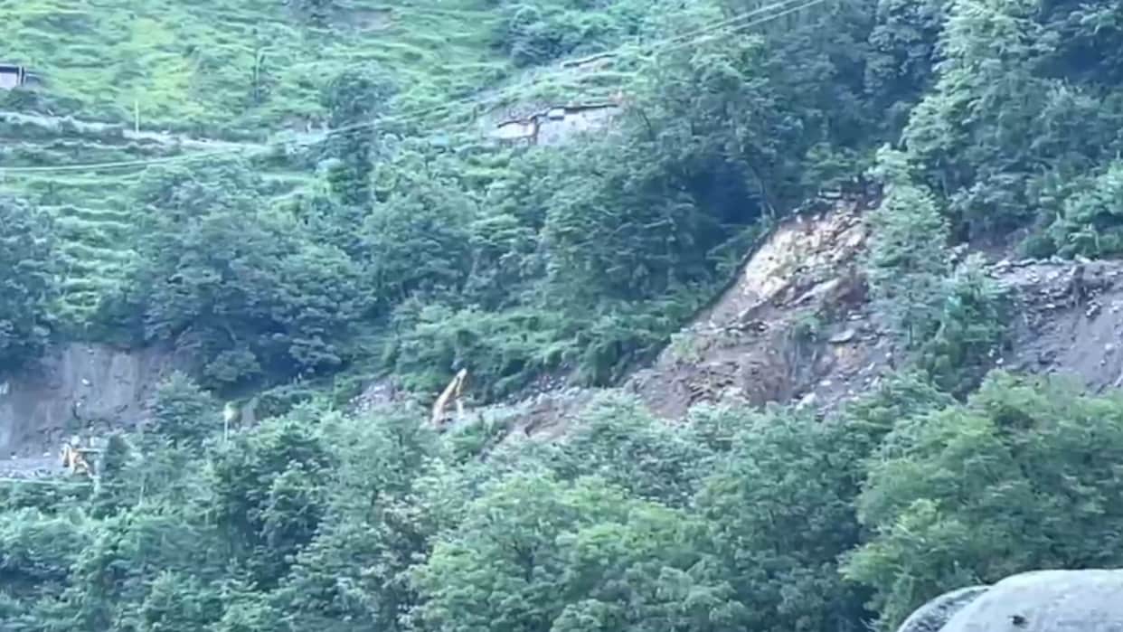 Heavy rains in Uttarakhand landslide near Syanachatti on Yamunotri Highway traffic affected weather Updates