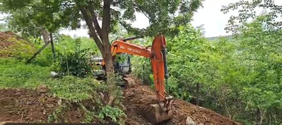 पहाड़ी पर भारी मशीनों से खुदाई
