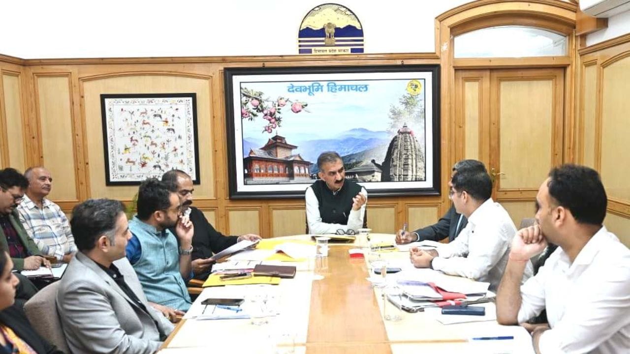 बैठक की अध्यक्षता करते हुए सीएम सुक्खू।