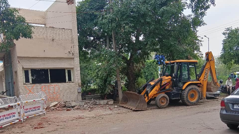इंडस्ट्रियल एरिया में ध्वस्त हुई बिल्डिंग के बाहर जेसीबी