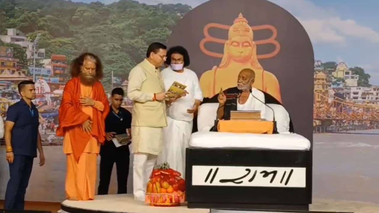 मोरारी बापू से मिलने पहुंचे सीएम धामी