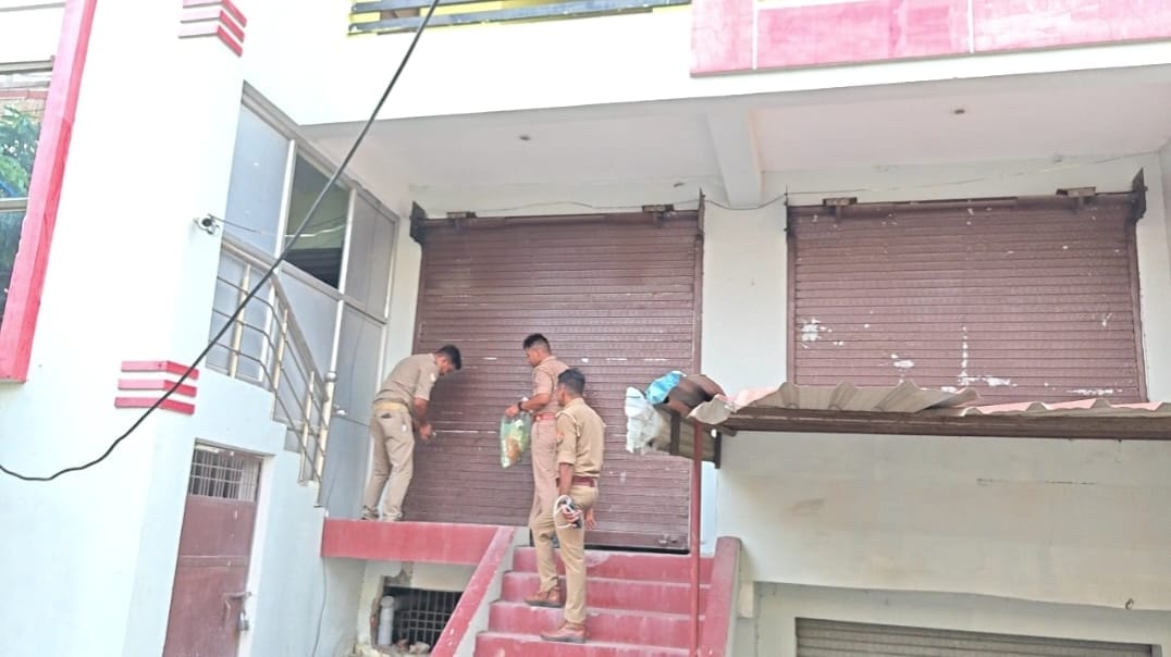 Joint action by Sahjanwa SDM and Tehsildar; manager and clerk taken into custody.