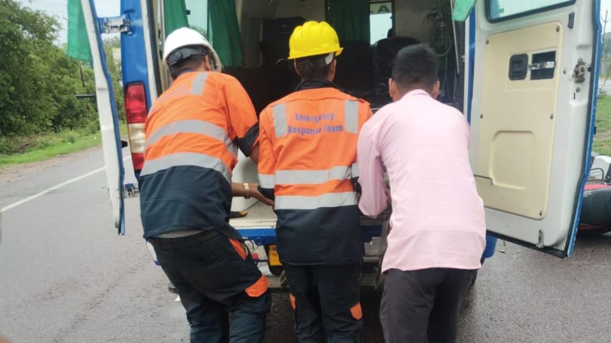 Jhansi: Bike crashes into highway divider and falls; one injured