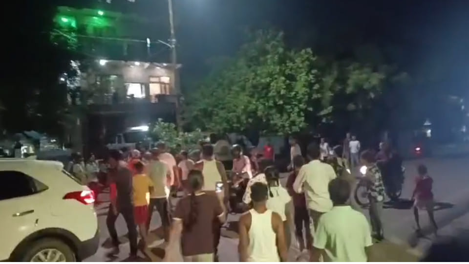 Kanpur: Locals created an uproar against cannabis smugglers, pelted stones