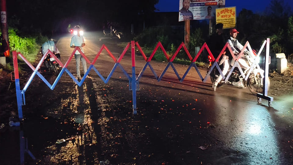 हजियांपुर चौराहे पर लगा पुलिस का बैरिय