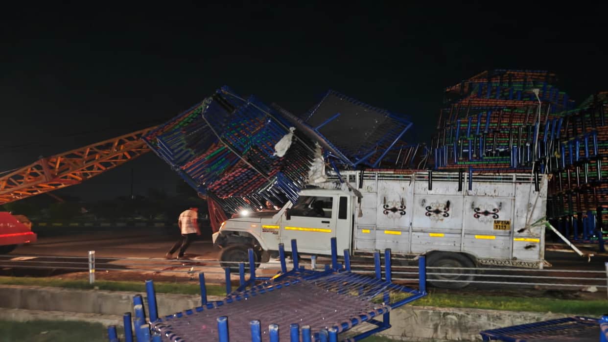 accident in Kaushambi four people, including a pickup driver, killed after being run overvehicle while fixing