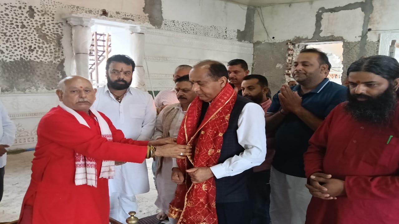 जयराम ठाकुर ने श्री चामुंडा नंदिकेश्वर धाम में पूजा की।