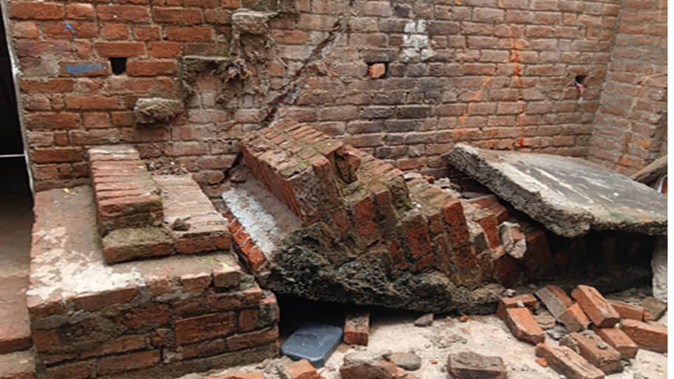 Three people injured after a concrete slab collapses; young girl referred to Jhansi in critical condition