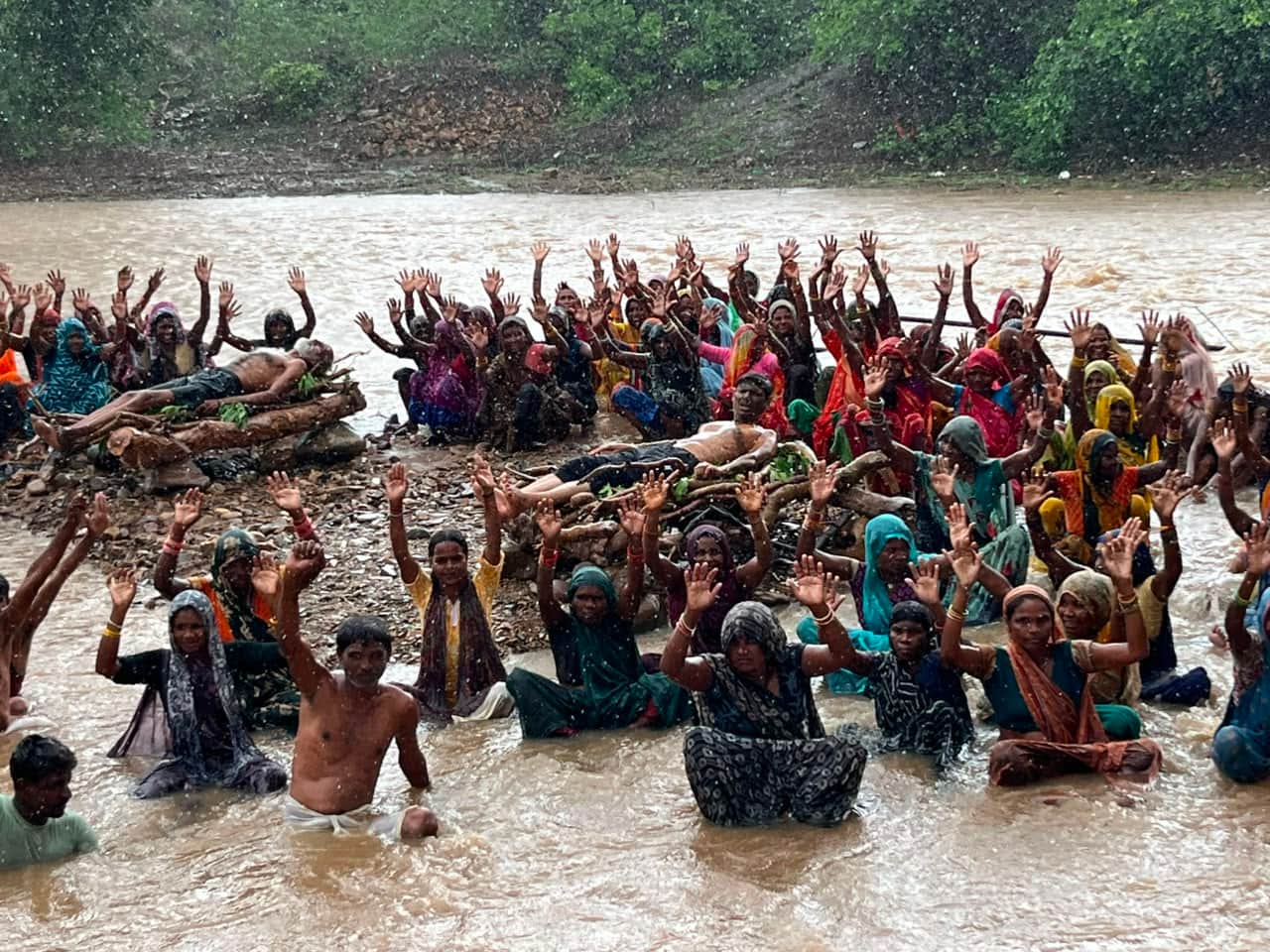 केन बेतवा लिंक परियोजना का विरोध कर रहे लोग