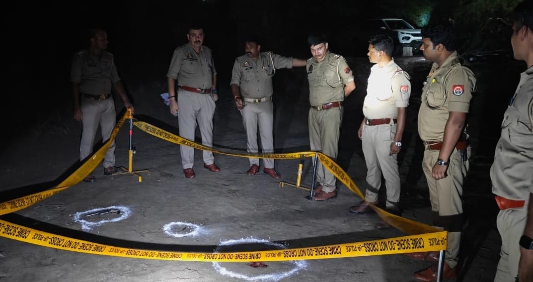 घटनास्थल पर जांच करती पुलिस