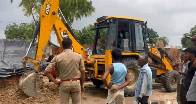 Kanpur Villagers troubled by waterlogging get relief illegal encroachment over the drain removed using a JCB