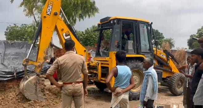 जेसीबी से हटाया नाले पर अवैध कब्जा