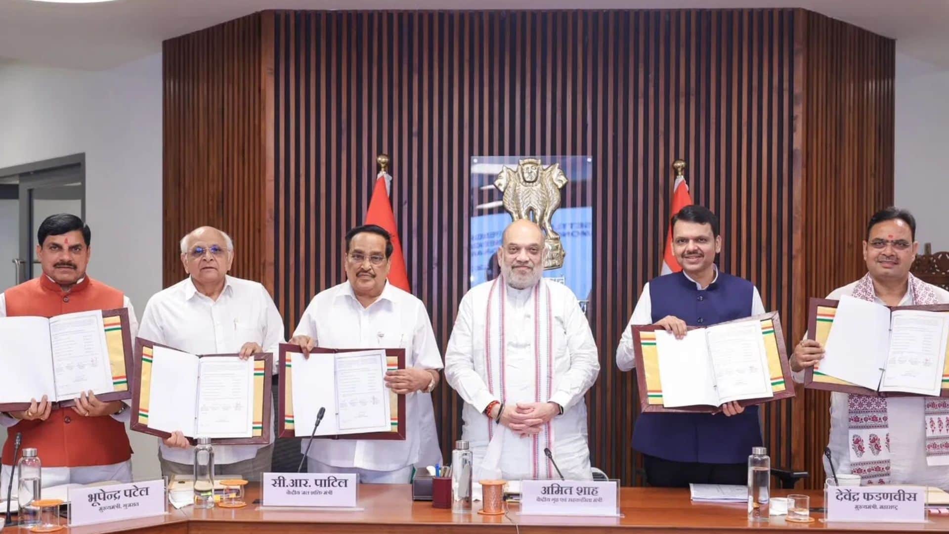 केंद्रीय ग्रह मंत्री अमित शाह के साथ मौजूद जल मंत्री और अन्य राज्य के सीएम