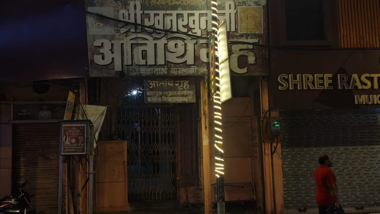 Varanasi News old man from Gujarat hangs himself Khunkhun Ji Guest House police arrive and inform family