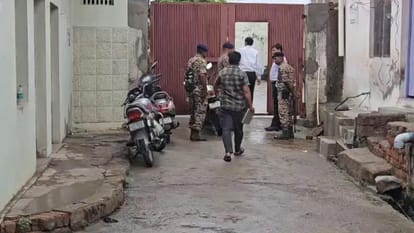 Jhansi: ED raids 11 locations linked to former MLA Deepnarayan; searches lasted over 12 hours.