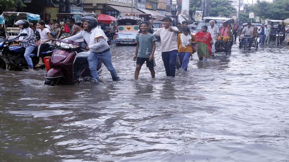 Severe waterlogging due to rain in Mathura