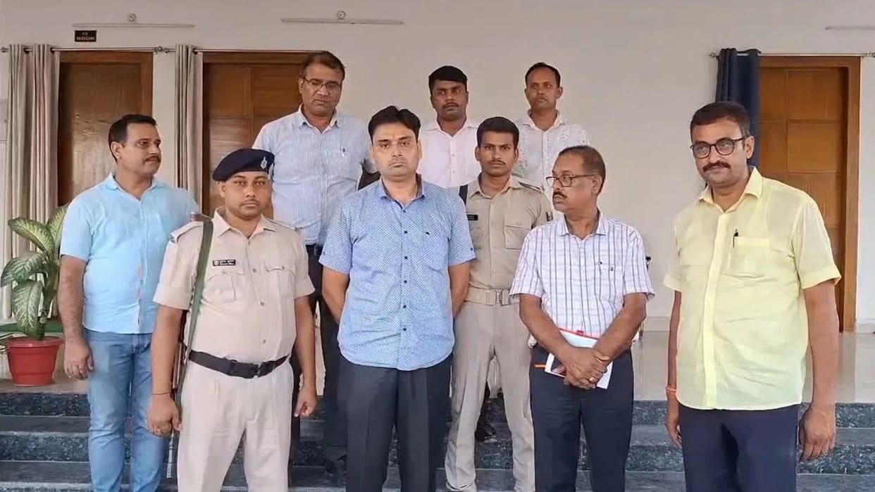 Vigilance Raid Near DM Office Government Clerk Arrested Red-Handed While Accepting Bribe