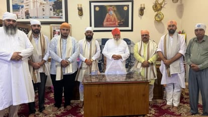 संत निरंजन दास से मुलाकात करते एबीवीपी का प्रतिनिधिमंडल