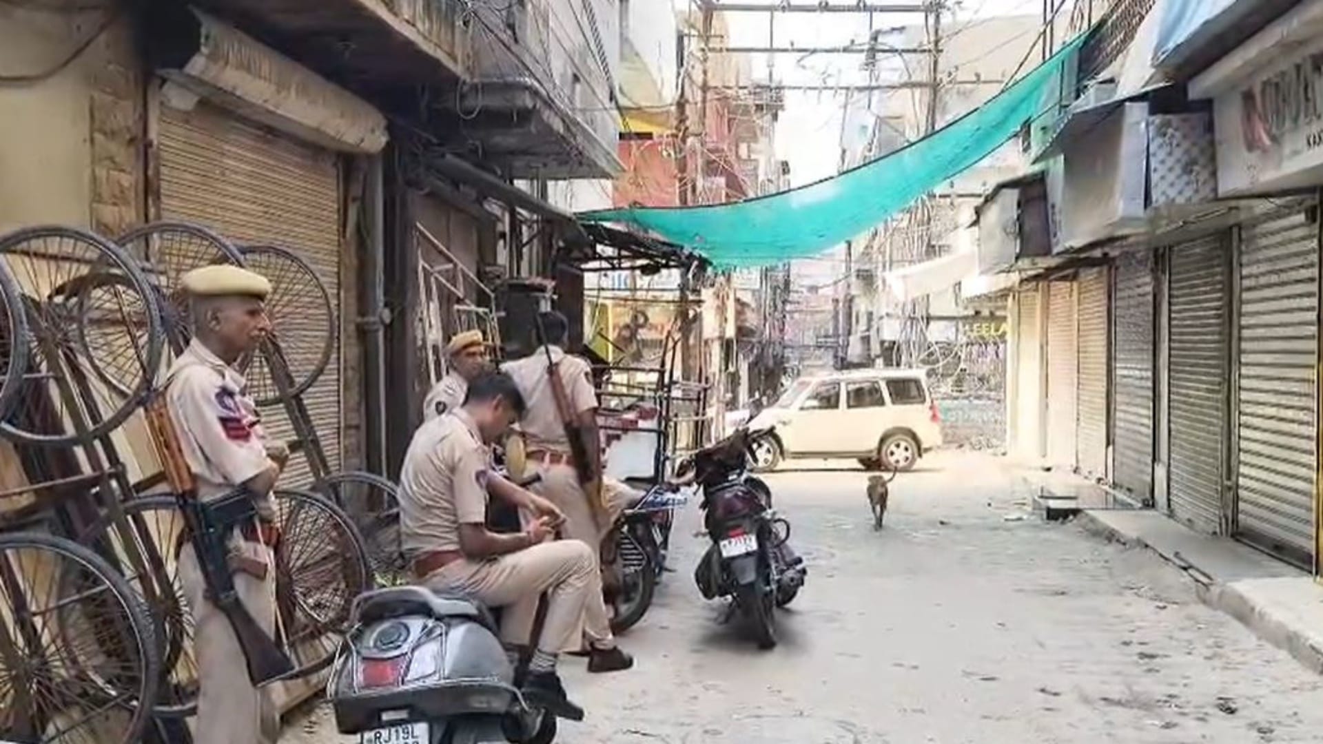 छापे की कार्रवाई के दौरान मौजूद पुलिसकर्मी
