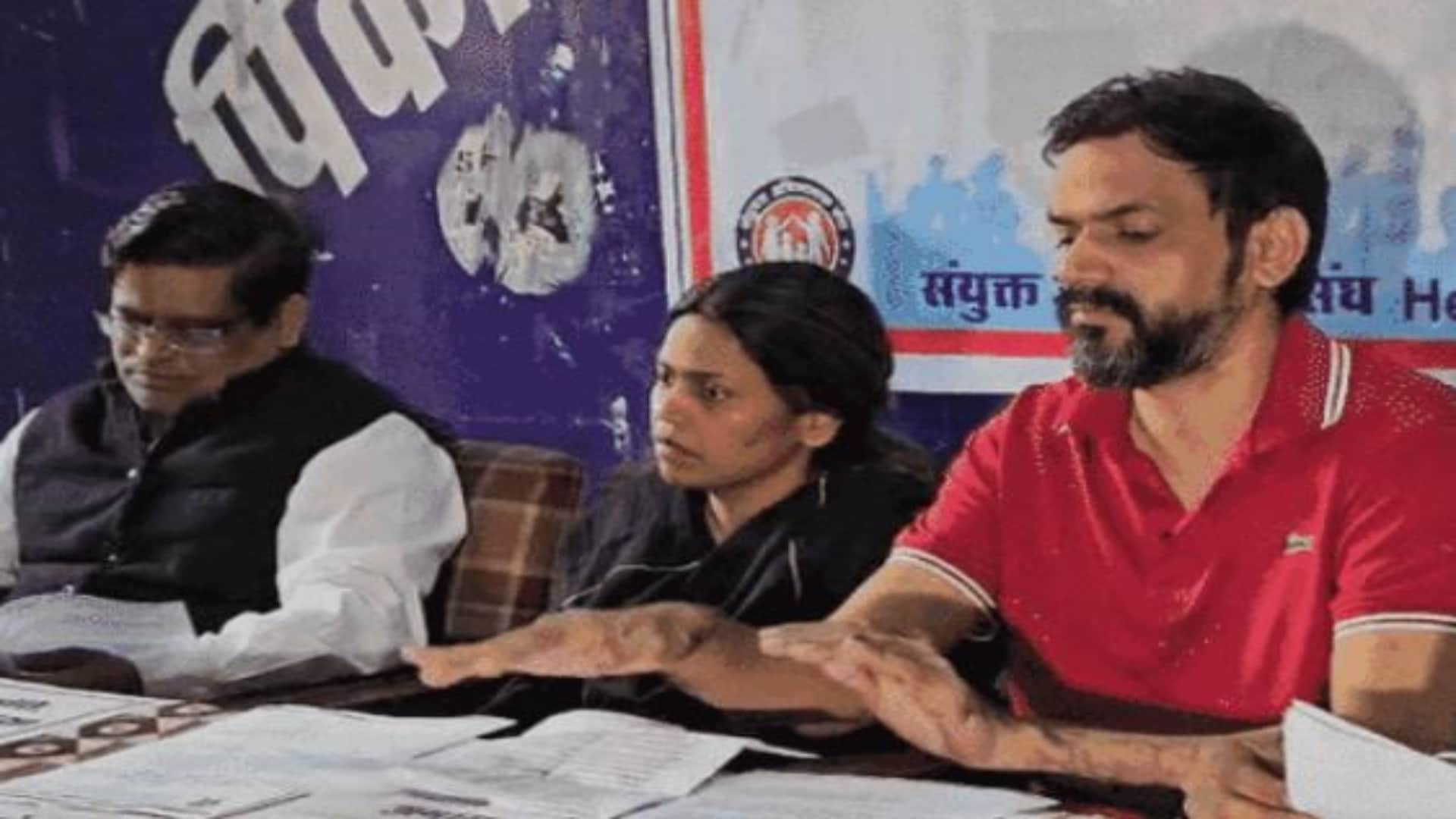 प्रेस कॉन्फ्रेंस में अमायरा के माता-पिता