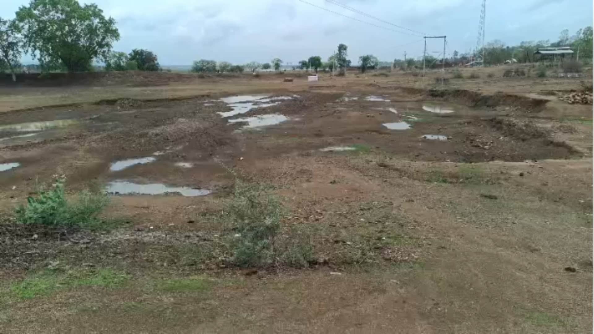 शहडोल में हाईवे के गड्ढों को भी तालाब बताकर भुगतान लेने का मामला सामने आया है।