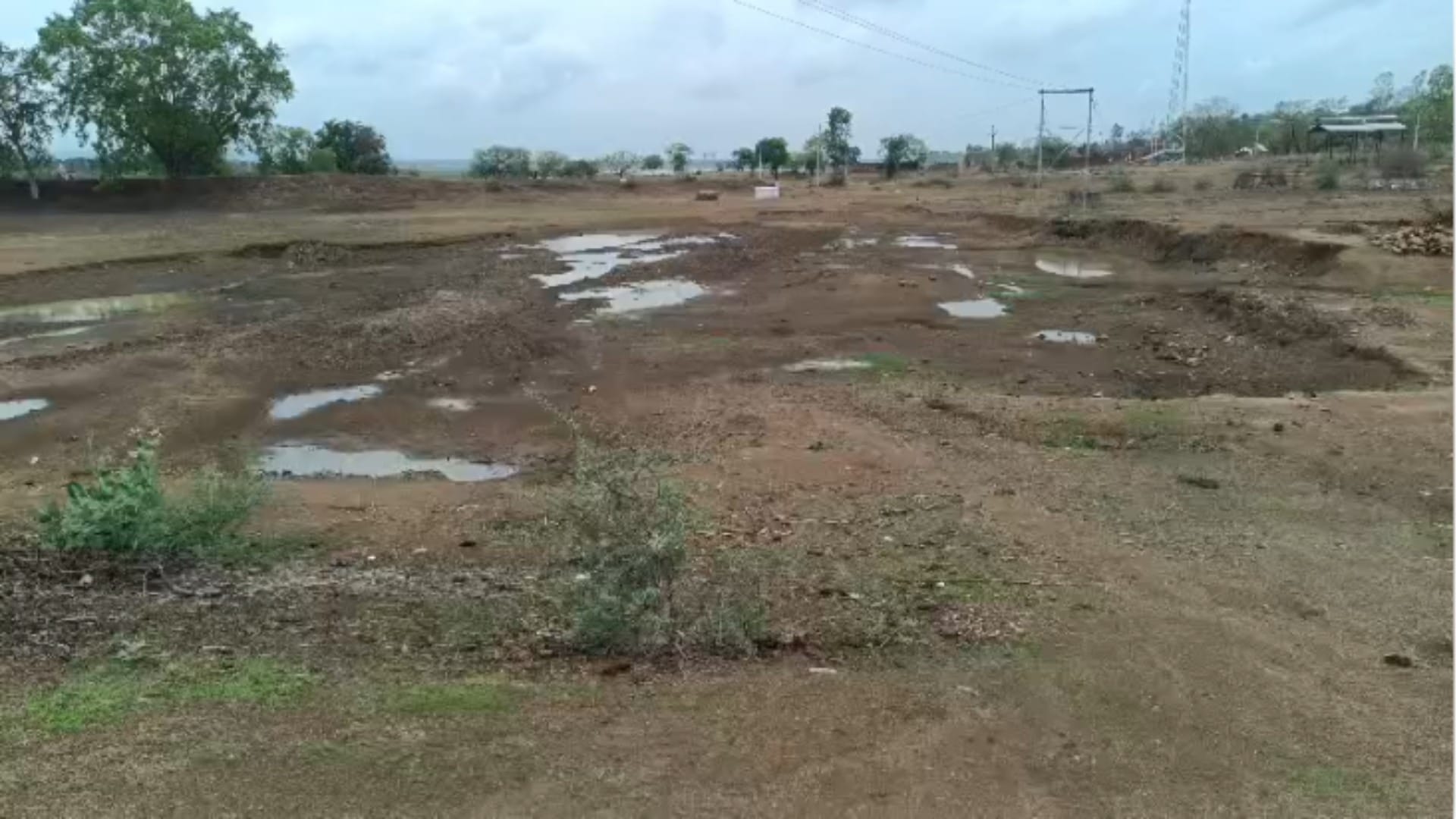 शहडोल में हाईवे के गड्ढों को भी तालाब बताकर भुगतान लेने का मामला सामने आया है।