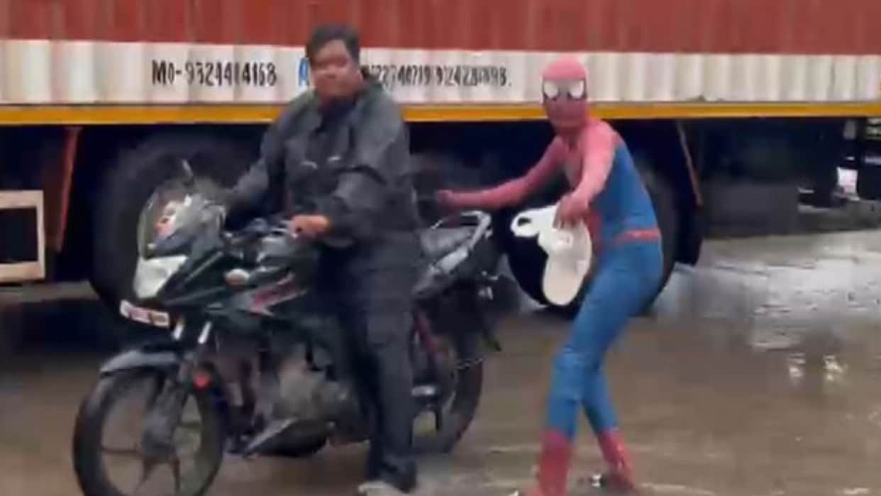 spiderman costume man helps people during bhiwandi rain viral mumbai rain Viral Video