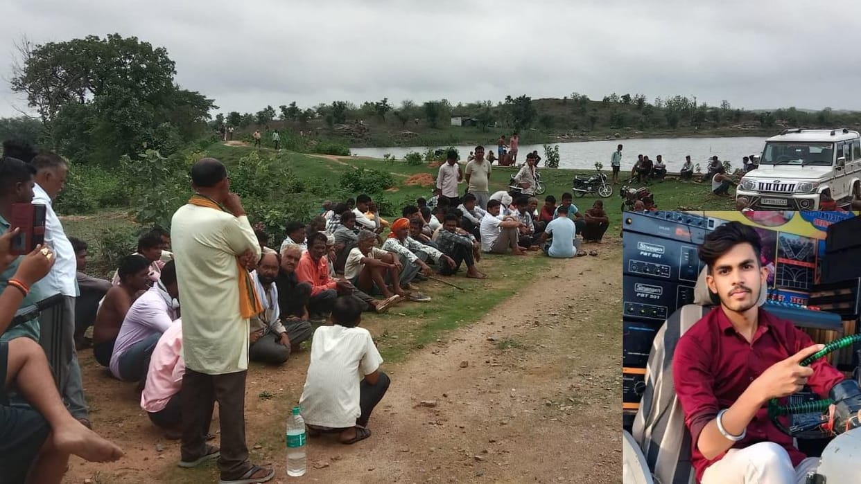 Jhansi: Two youths fell into deep water while taking a selfie on a boat in the middle of a pond